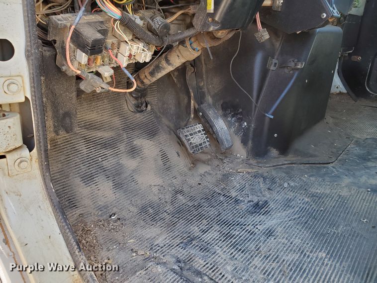 image for item DF5706 1997 International 4800  Crew Cab flatbed truck