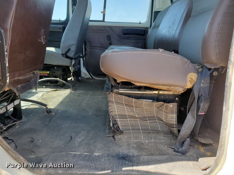 image for item DF5706 1997 International 4800  Crew Cab flatbed truck