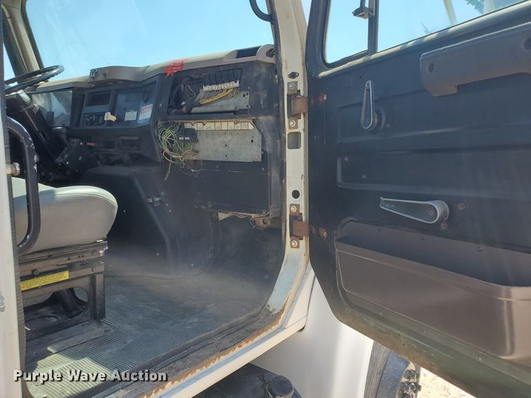 image for item DF5706 1997 International 4800  Crew Cab flatbed truck