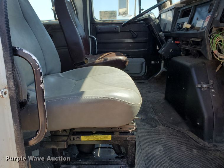 image for item DF5706 1997 International 4800  Crew Cab flatbed truck