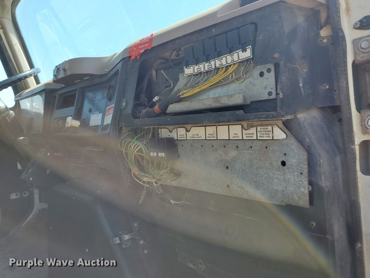 image for item DF5706 1997 International 4800  Crew Cab flatbed truck