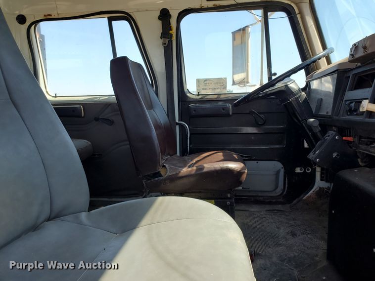 image for item DF5706 1997 International 4800  Crew Cab flatbed truck