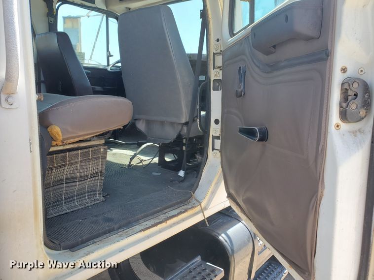 image for item DF5706 1997 International 4800  Crew Cab flatbed truck