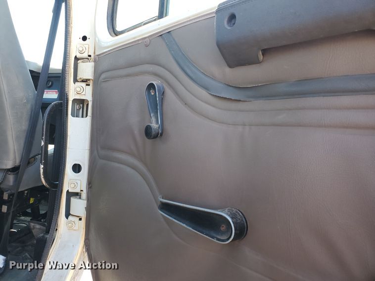 image for item DF5706 1997 International 4800  Crew Cab flatbed truck