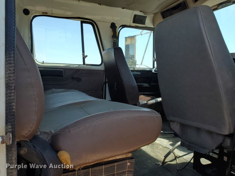 image for item DF5706 1997 International 4800  Crew Cab flatbed truck