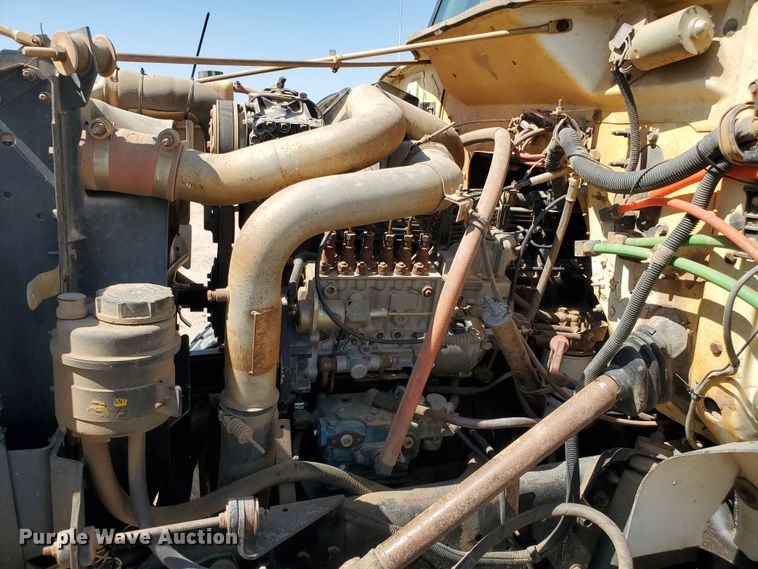 image for item DF5706 1997 International 4800  Crew Cab flatbed truck