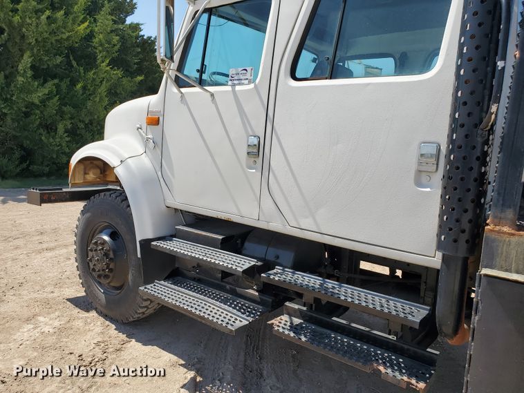 image for item DF5706 1997 International 4800  Crew Cab flatbed truck