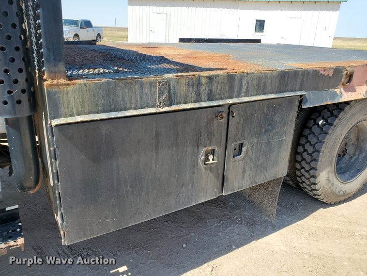 image for item DF5706 1997 International 4800  Crew Cab flatbed truck