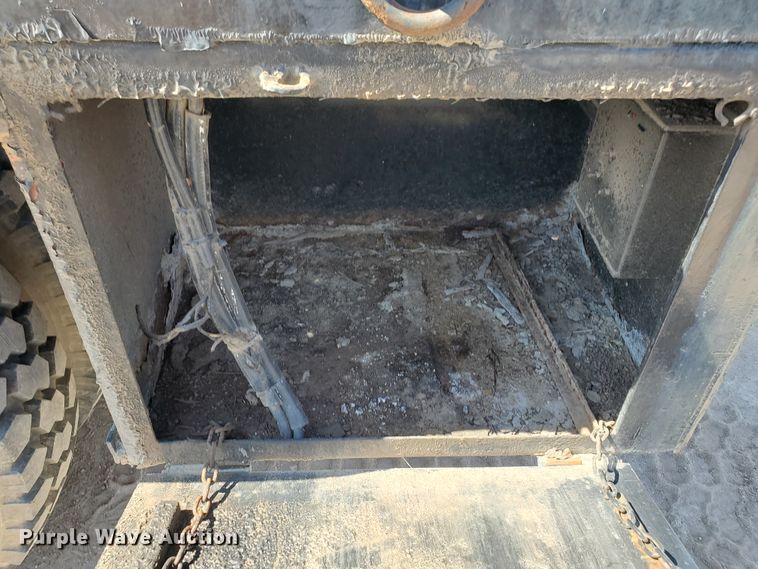 image for item DF5706 1997 International 4800  Crew Cab flatbed truck