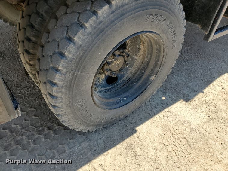 image for item DF5706 1997 International 4800  Crew Cab flatbed truck