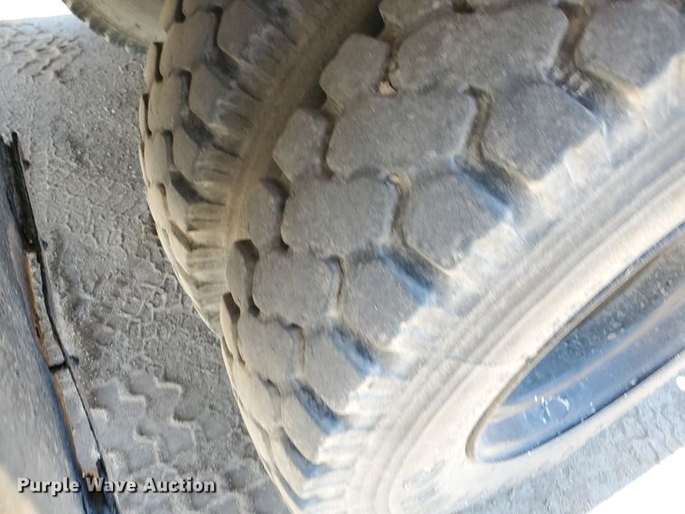 image for item DF5706 1997 International 4800  Crew Cab flatbed truck