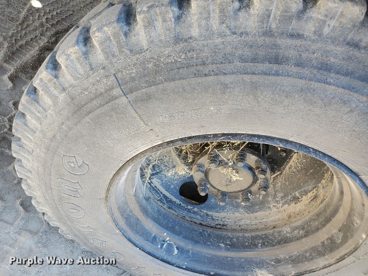 image for item DF5706 1997 International 4800  Crew Cab flatbed truck