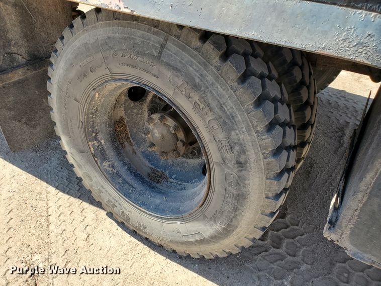 image for item DF5706 1997 International 4800  Crew Cab flatbed truck