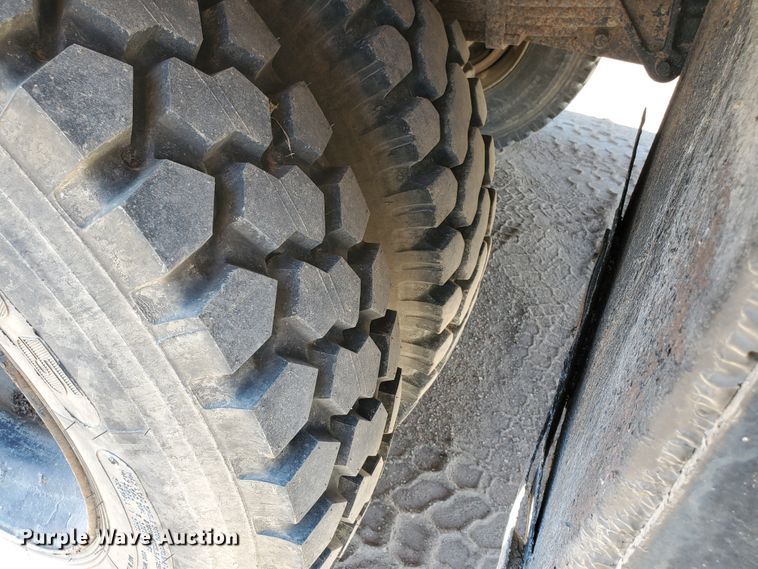 image for item DF5706 1997 International 4800  Crew Cab flatbed truck