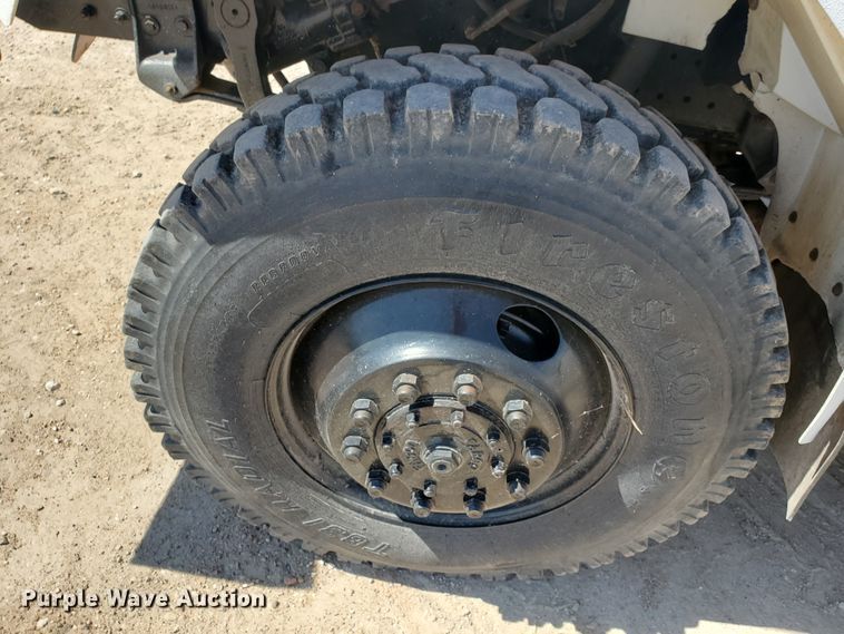 image for item DF5706 1997 International 4800  Crew Cab flatbed truck