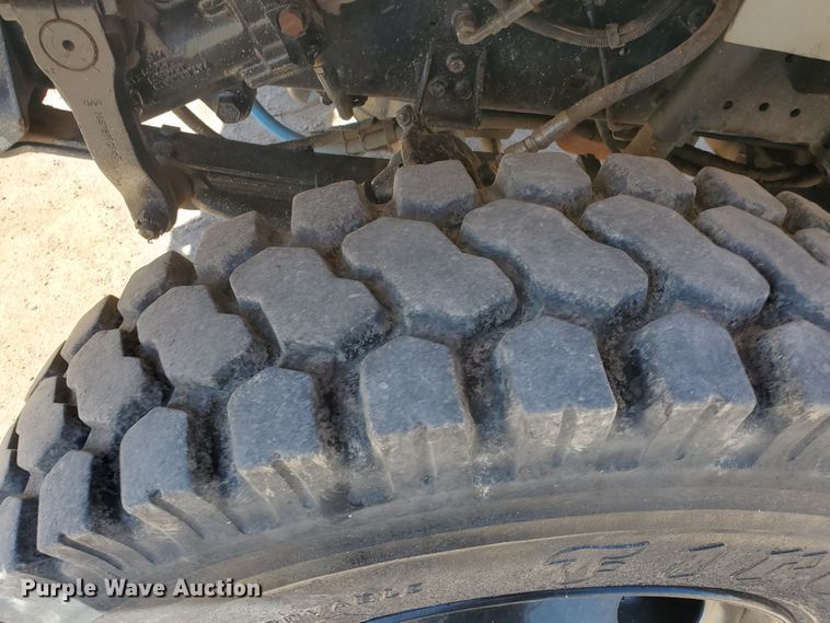 image for item DF5706 1997 International 4800  Crew Cab flatbed truck