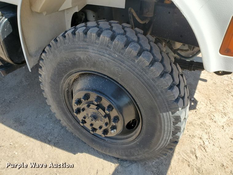 image for item DF5706 1997 International 4800  Crew Cab flatbed truck