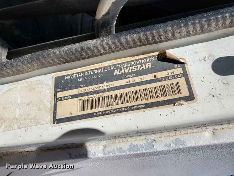 image for item DF5706 1997 International 4800  Crew Cab flatbed truck