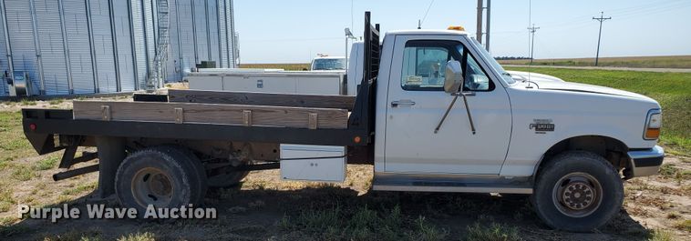 image for item DF5707 1994 Ford F450 Super Duty  flatbed truck