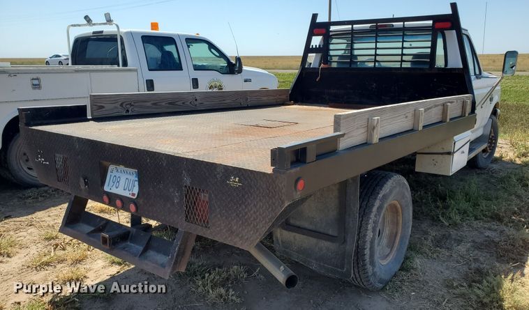 image for item DF5707 1994 Ford F450 Super Duty  flatbed truck