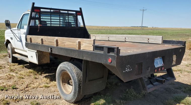 image for item DF5707 1994 Ford F450 Super Duty  flatbed truck