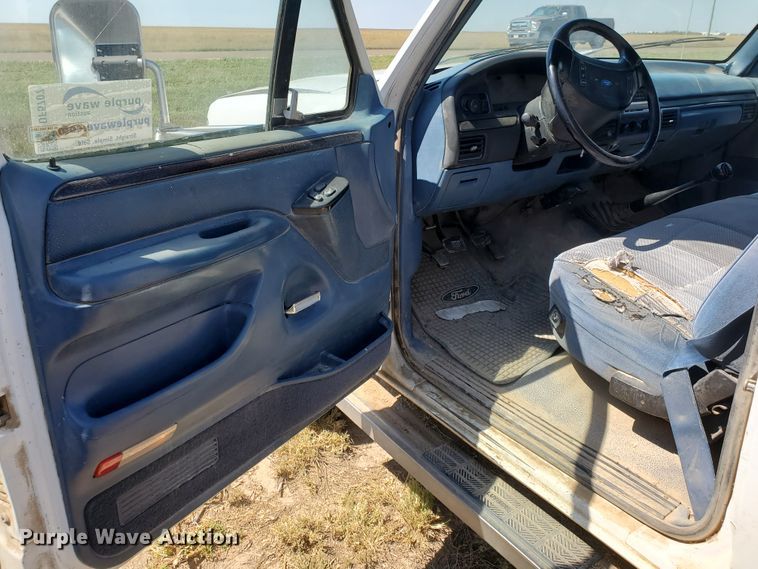 image for item DF5707 1994 Ford F450 Super Duty  flatbed truck