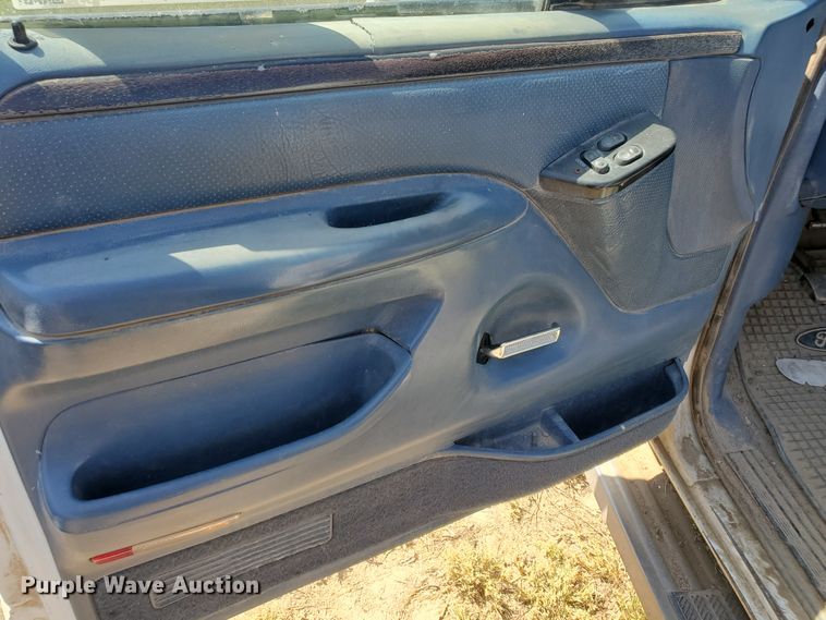 image for item DF5707 1994 Ford F450 Super Duty  flatbed truck