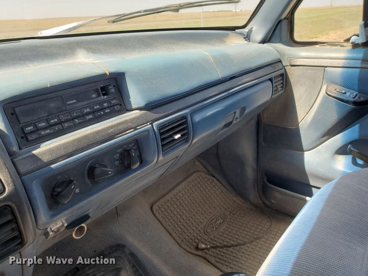 image for item DF5707 1994 Ford F450 Super Duty  flatbed truck