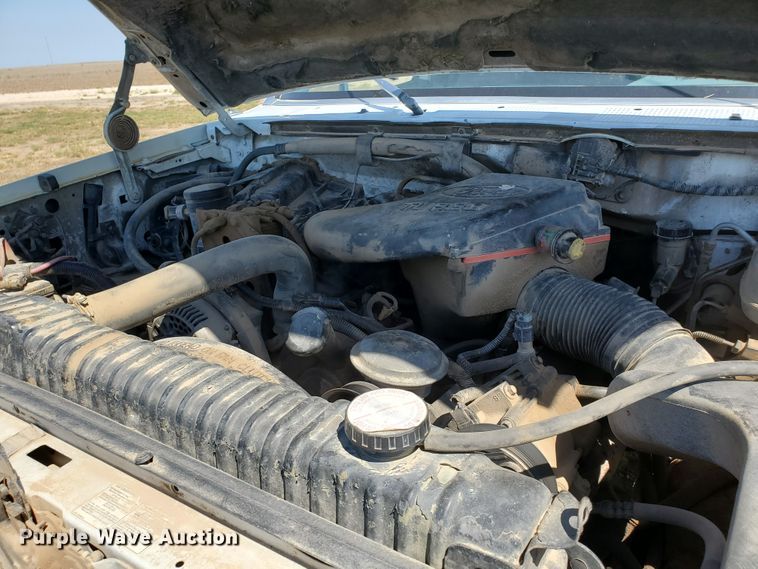 image for item DF5707 1994 Ford F450 Super Duty  flatbed truck