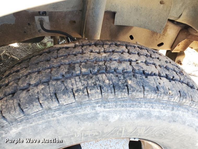 image for item DF5707 1994 Ford F450 Super Duty  flatbed truck