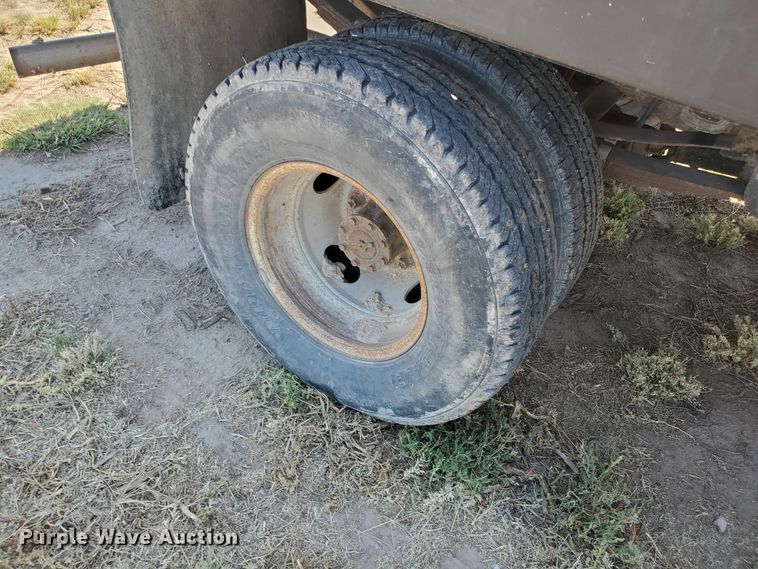 image for item DF5707 1994 Ford F450 Super Duty  flatbed truck