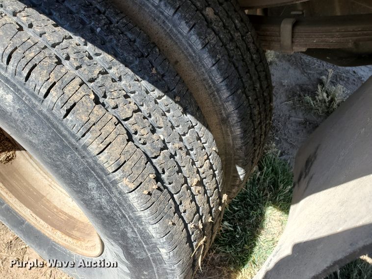 image for item DF5707 1994 Ford F450 Super Duty  flatbed truck