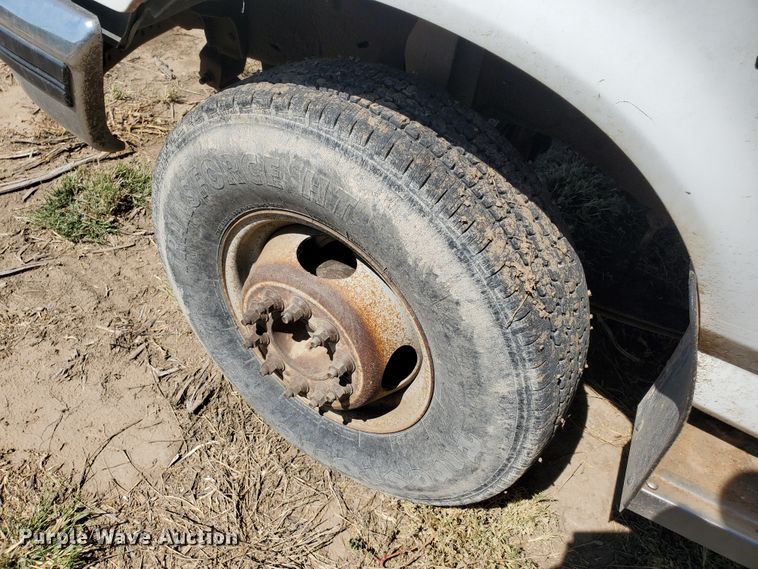 image for item DF5707 1994 Ford F450 Super Duty  flatbed truck