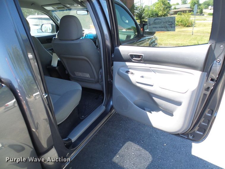 image for item DG2070 2014 Toyota Tacoma  Double Cab pickup truck