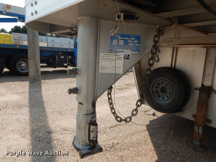 image for item DG4555 2000 Exiss SS300 horse trailer