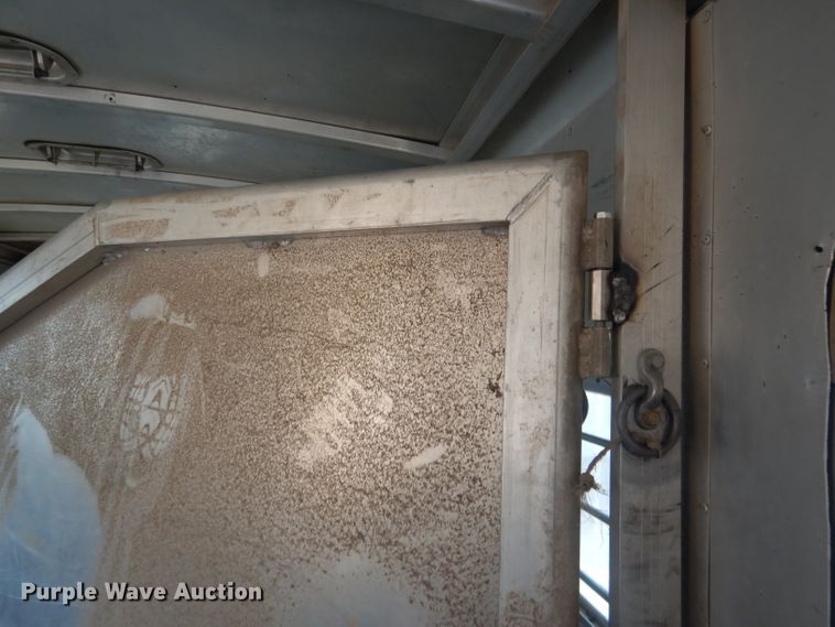 image for item DG4555 2000 Exiss SS300 horse trailer