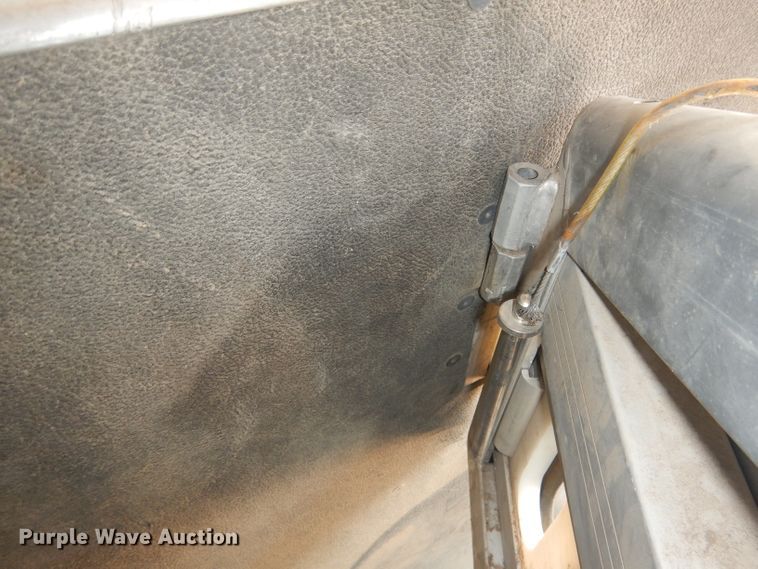 image for item DG4555 2000 Exiss SS300 horse trailer