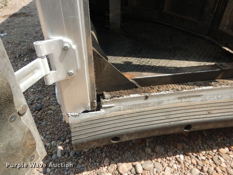 image for item DG4555 2000 Exiss SS300 horse trailer