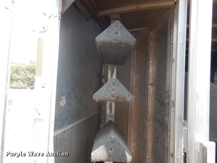 image for item DG4555 2000 Exiss SS300 horse trailer