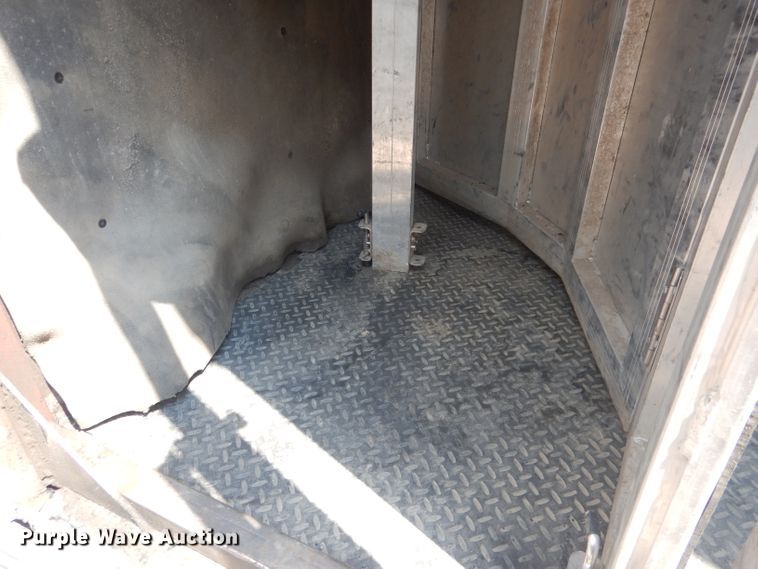 image for item DG4555 2000 Exiss SS300 horse trailer