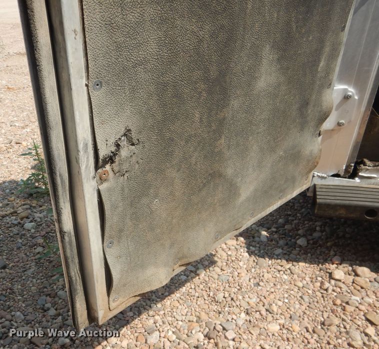 image for item DG4555 2000 Exiss SS300 horse trailer