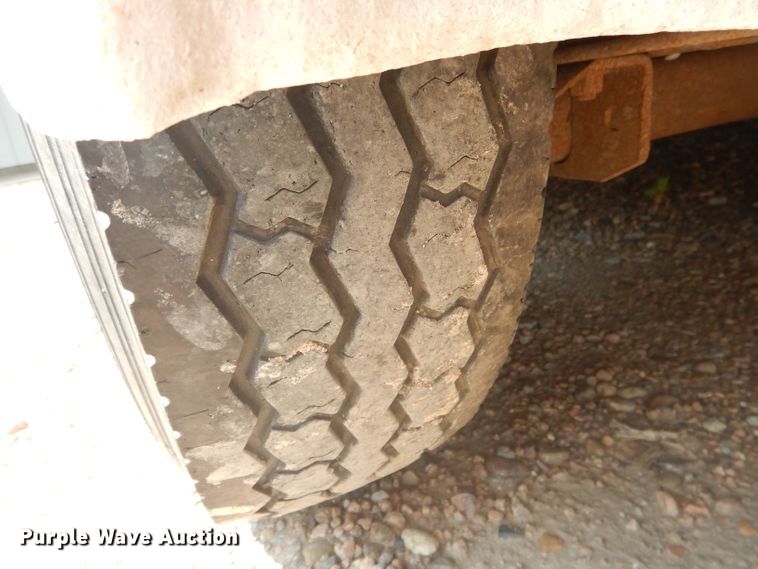 image for item DG4555 2000 Exiss SS300 horse trailer