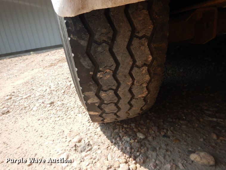 image for item DG4555 2000 Exiss SS300 horse trailer