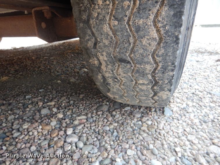 image for item DG4555 2000 Exiss SS300 horse trailer