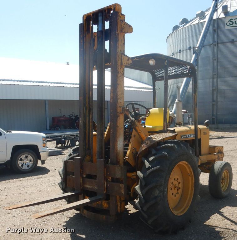 image for item DG4571 John Deere 2010  forklift