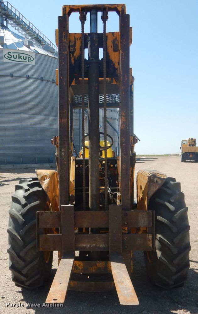 image for item DG4571 John Deere 2010  forklift