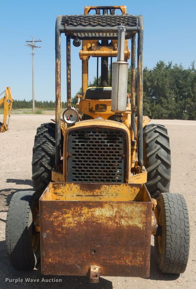 image for item DG4571 John Deere 2010  forklift