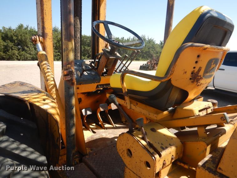 image for item DG4571 John Deere 2010  forklift