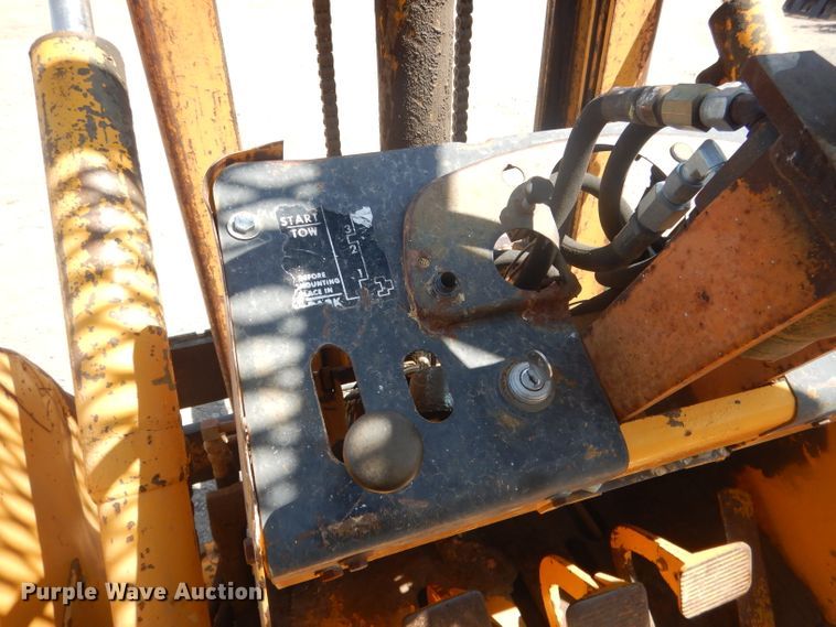 image for item DG4571 John Deere 2010  forklift