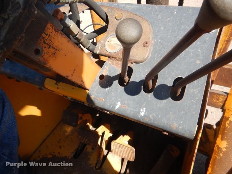 image for item DG4571 John Deere 2010  forklift